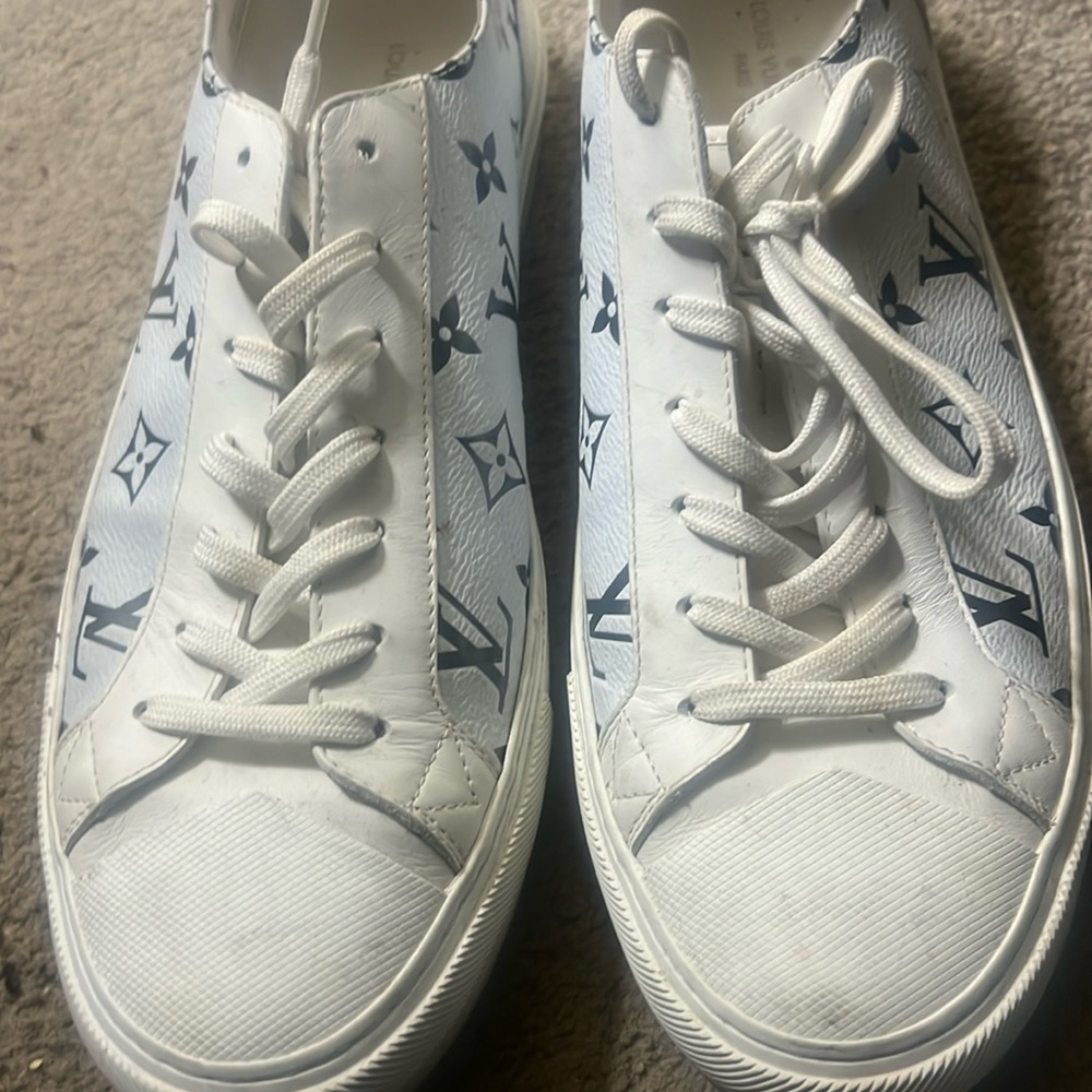 Men's Louis Vuitton sneakers very nice still new Needs a little cleaning